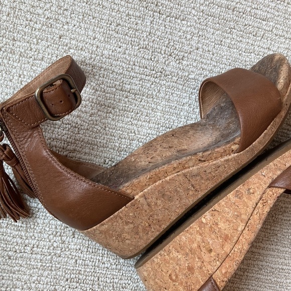 Ugg Zoe Wedge Sandal - Picture 3 of 10